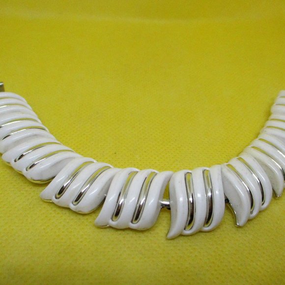 CORO Bracelet White LUCITE SILVER Tone Metal Wave Shaped Sections Bracelet VTG - Picture 8 of 11